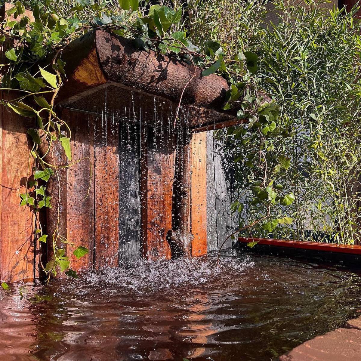 Création d'une fontaine - pierre et végétation