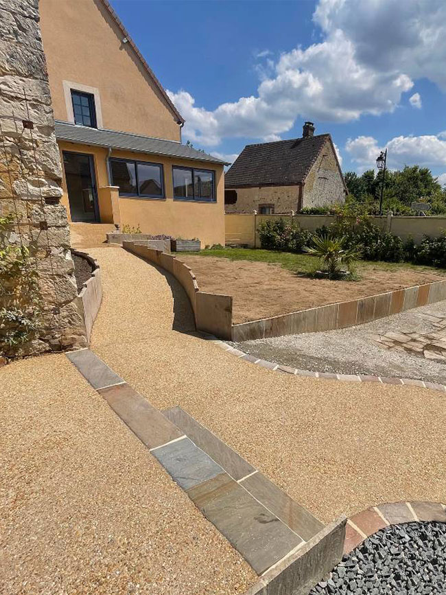 Une Allée d'entrée de maison individuelle